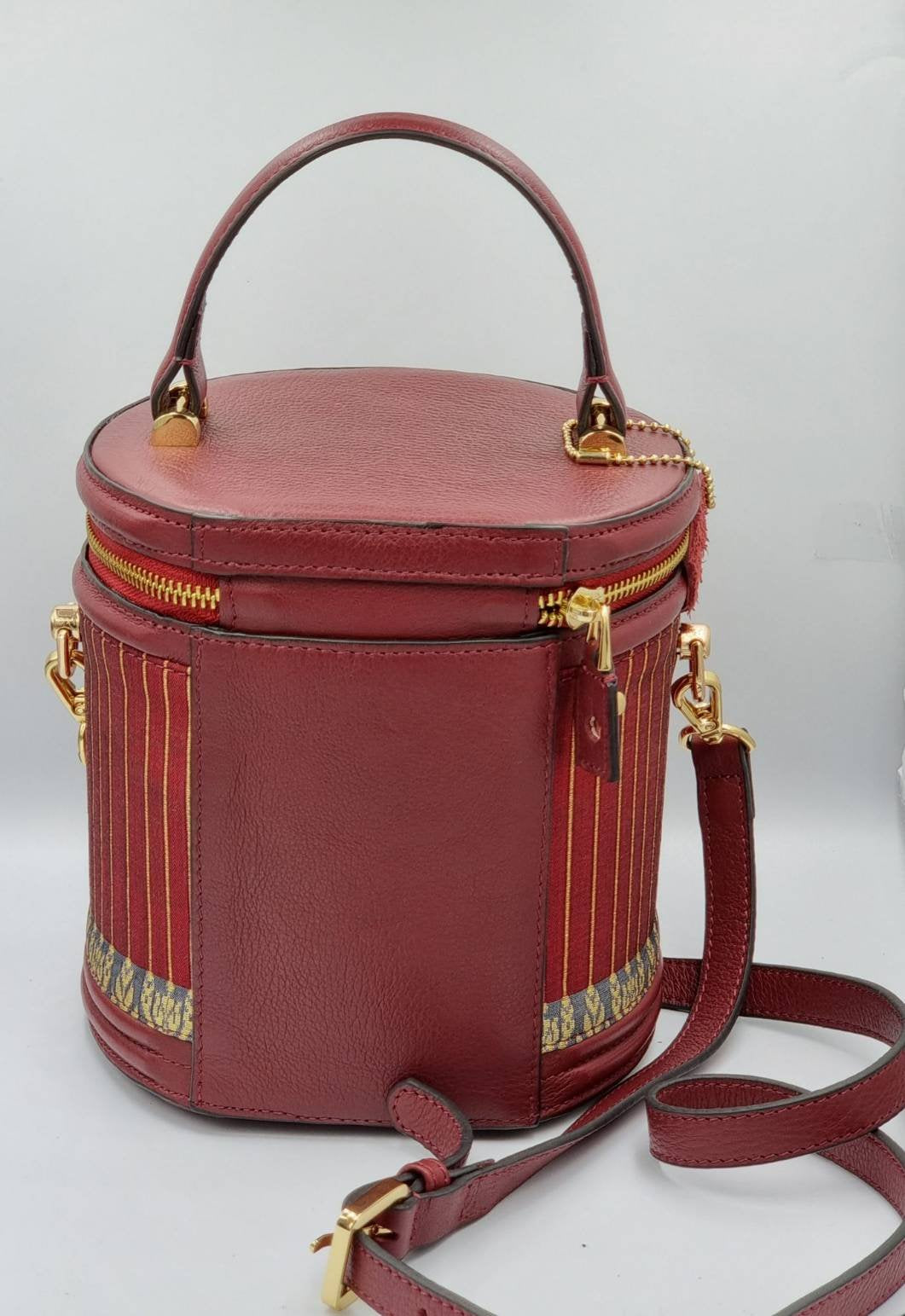 กระเป๋าถือ ผ้าไหมยกดอกลำพูน ขนาด ขนาด 6×7×6นิ้ว สีแดงเลือดหมู รหัส GLA-29-B004