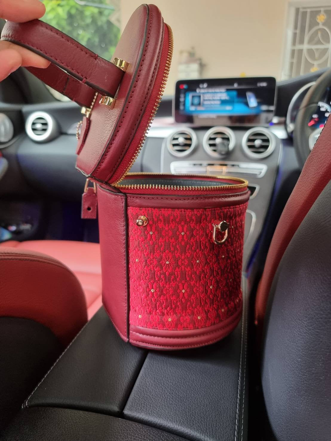 กระเป๋าถือ ผ้าไหมยกดอกลำพูน ขนาด ขนาด 6×7×6นิ้ว สีแดงเลือดหมู รหัส GLA-29-B002