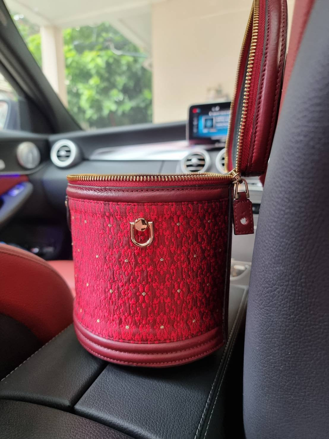 กระเป๋าถือ ผ้าไหมยกดอกลำพูน ขนาด ขนาด 6×7×6นิ้ว สีแดงเลือดหมู รหัส GLA-29-B002