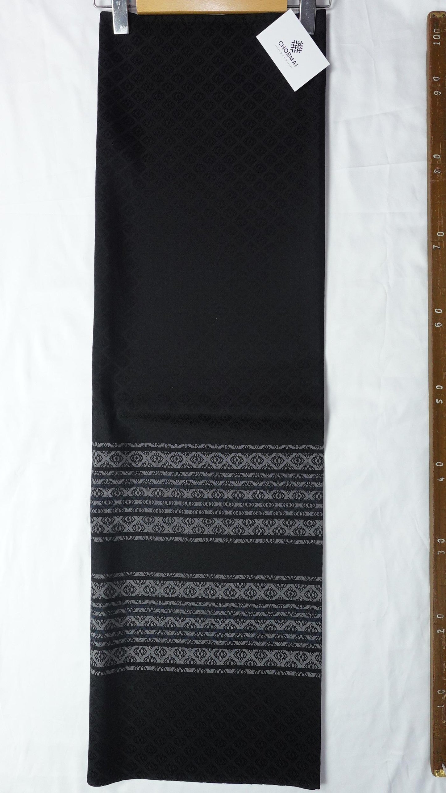ซิ่น ผ้าไหมแท้ ยกดอกมีเชิง ขนาด 1x2เมตร สีดำ รหัส B7-NY-012468013