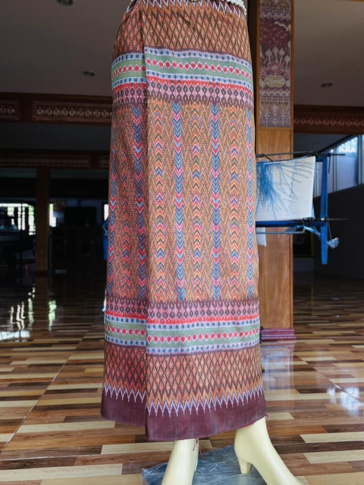 Mudmee silk sarong, real silk, natural color, fermented in mud, 3 tako, weaved on a roller coaster, size 1x2 meters, holokchakrit pattern, brown, code M3P-33-11036612092.