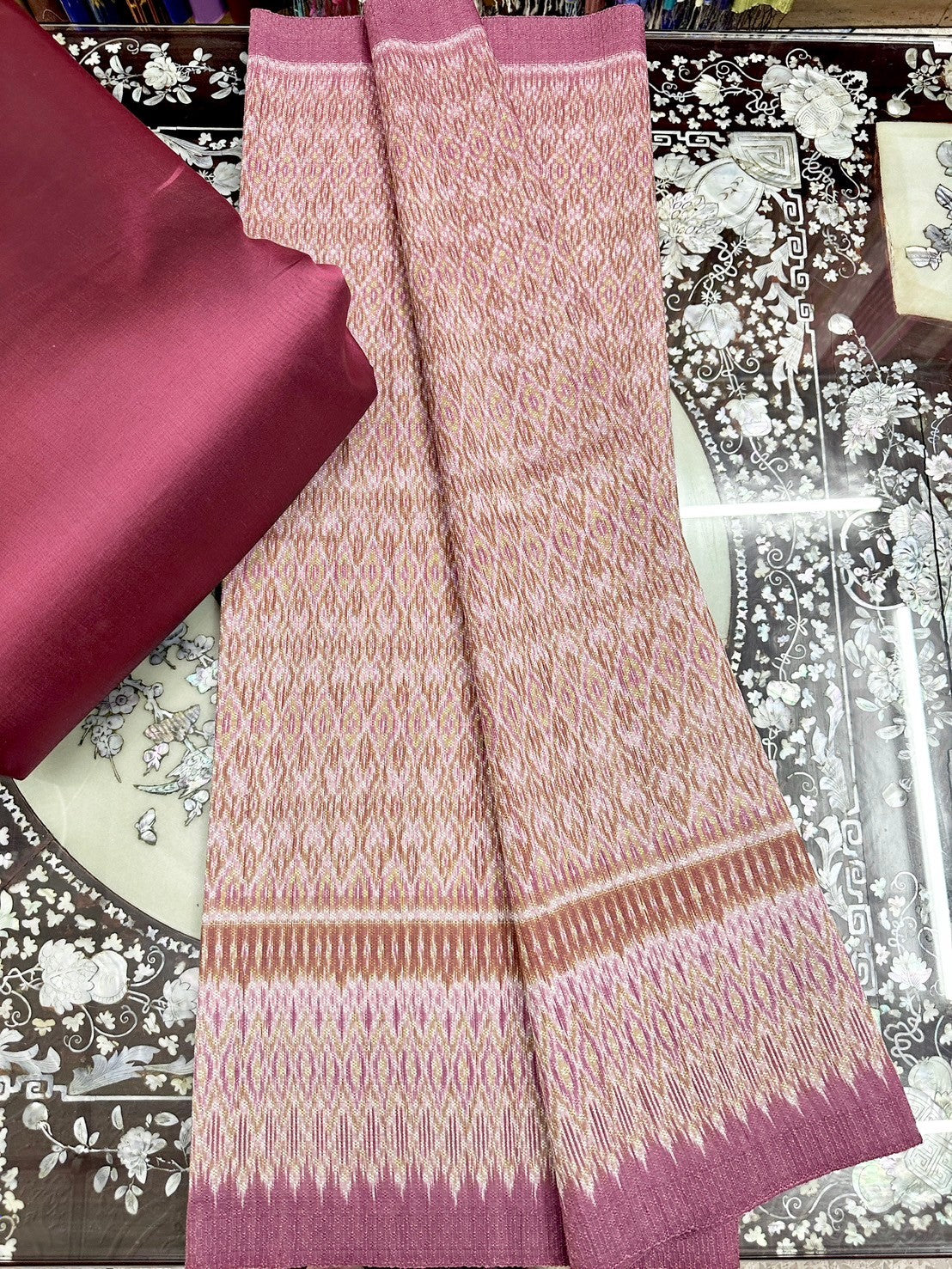 (Dress fabric) Mudmee silk Yok Dok Luk Kaew, natural color (patterned fabric 2 meters + solid color 2 meters), shades of Ovaltine, red cement, code L8A-ST-0504671224