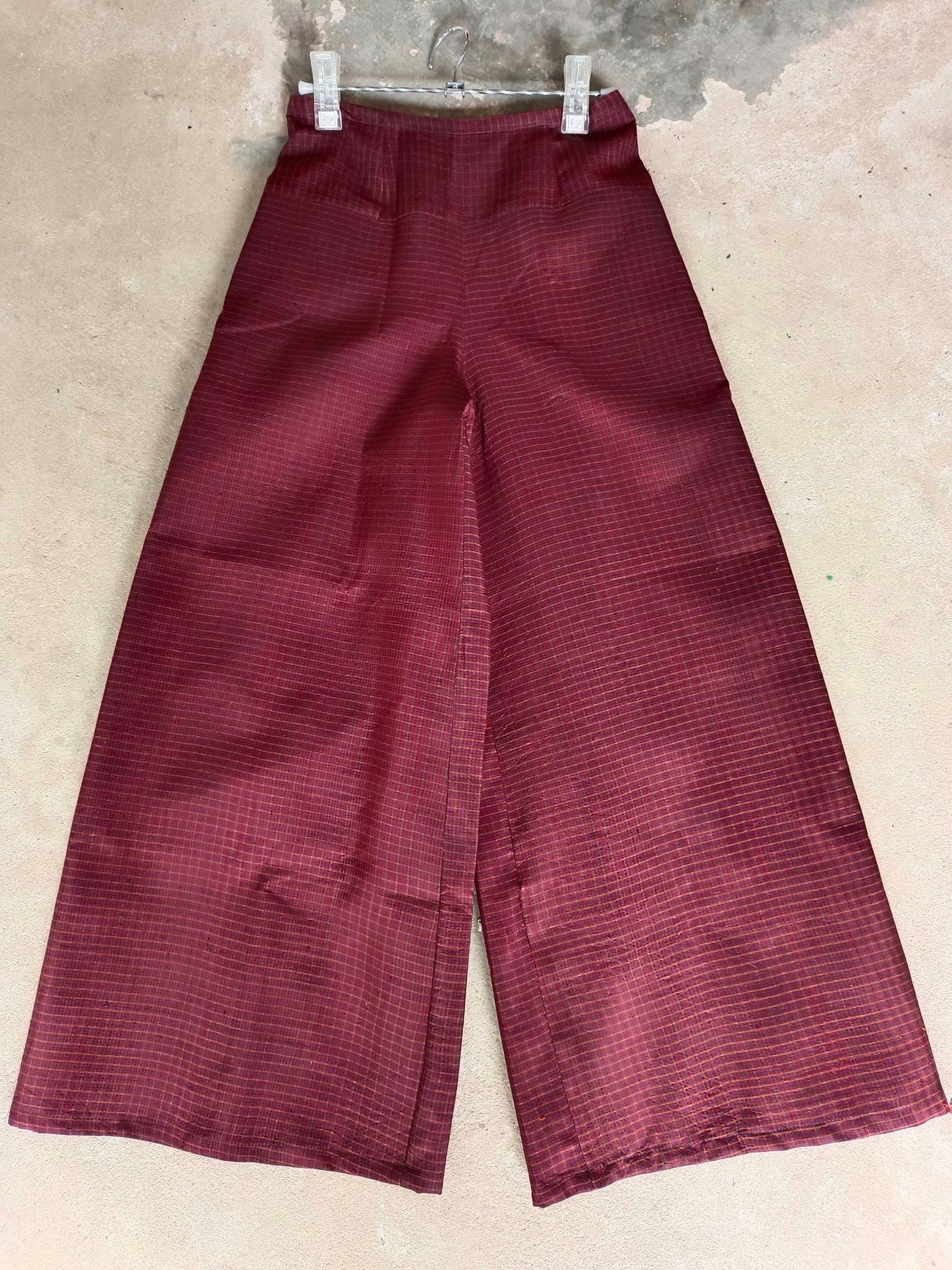 old silk pants Sewing from real silk, has side pockets, has a side zipper, and has a smock at the back of the waist. 28-30 hips 38-40 plaid, shades of red and brown, code WT-ND06296645