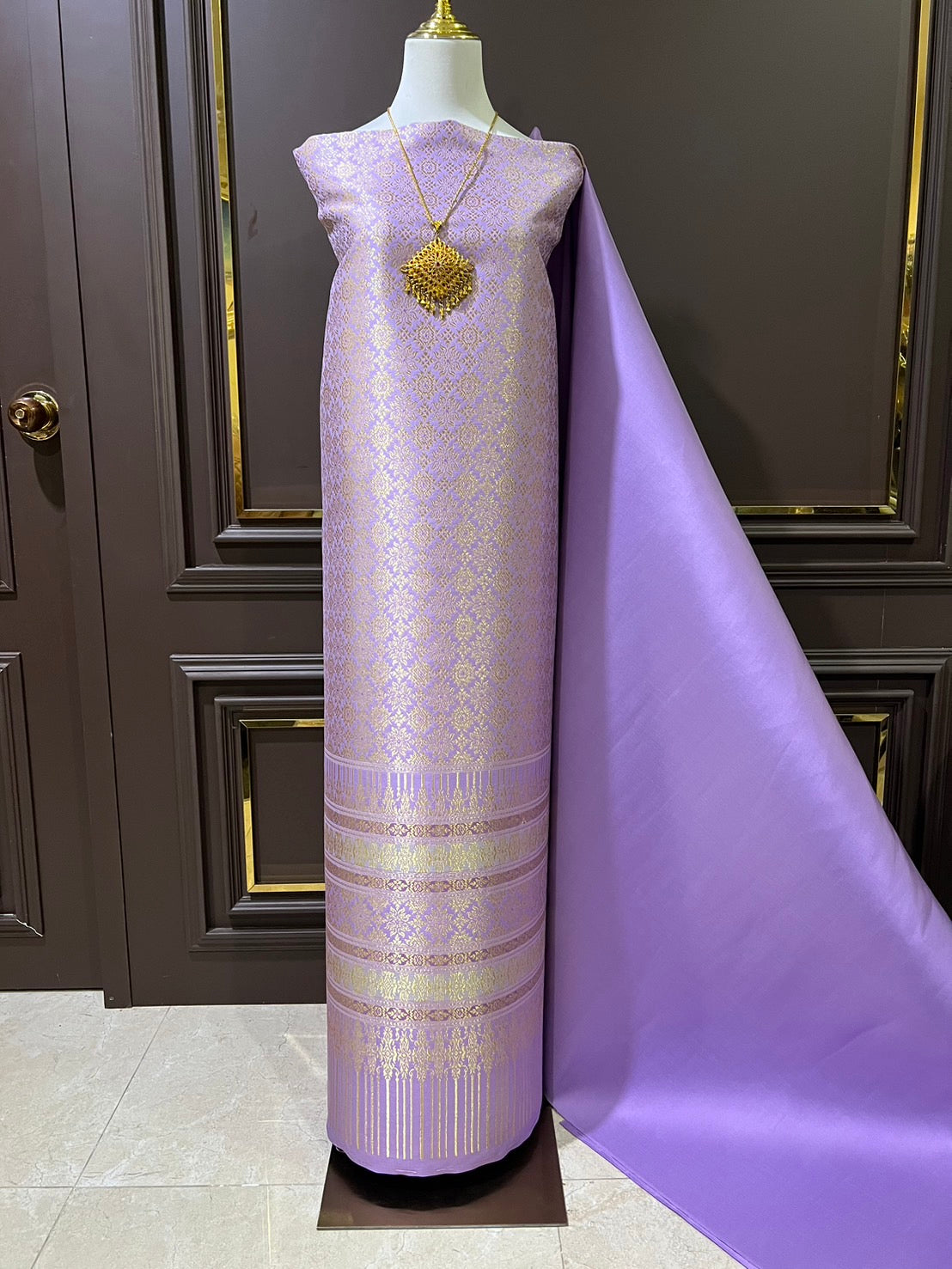 (Dress cloth) Purple Lamphun silk with gold thread (solid color 2 meters + pattern 2.4 meters), purple, code N90-29-0424673