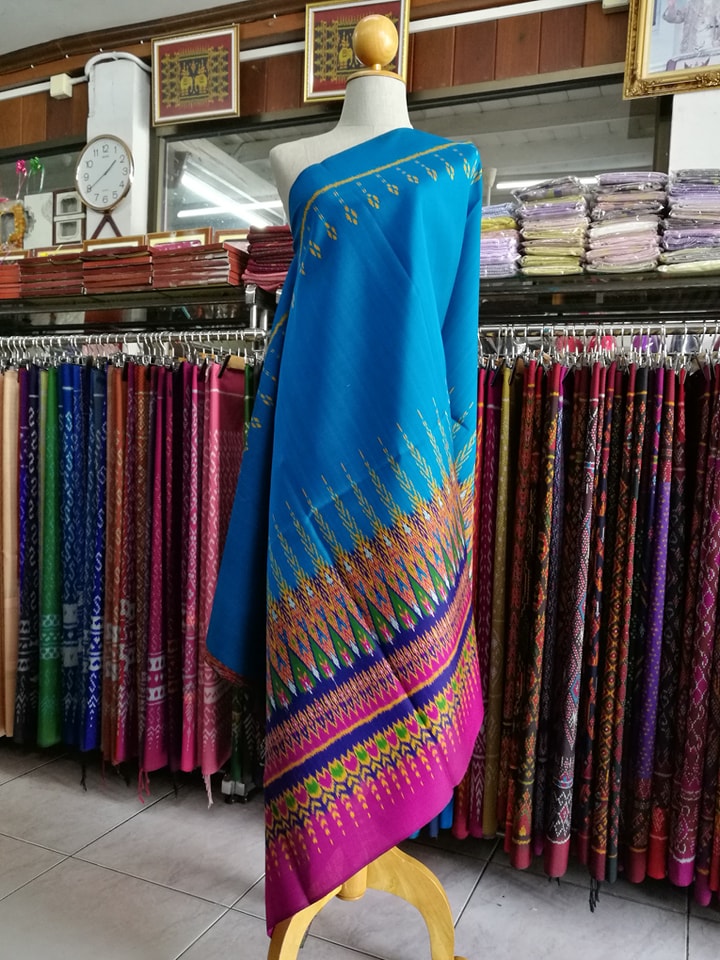 Mudmee silk sarong, 3 takor, size 1x2 meters, expressway pattern, bottom bottom, blue background, code R2Q-NY0718669