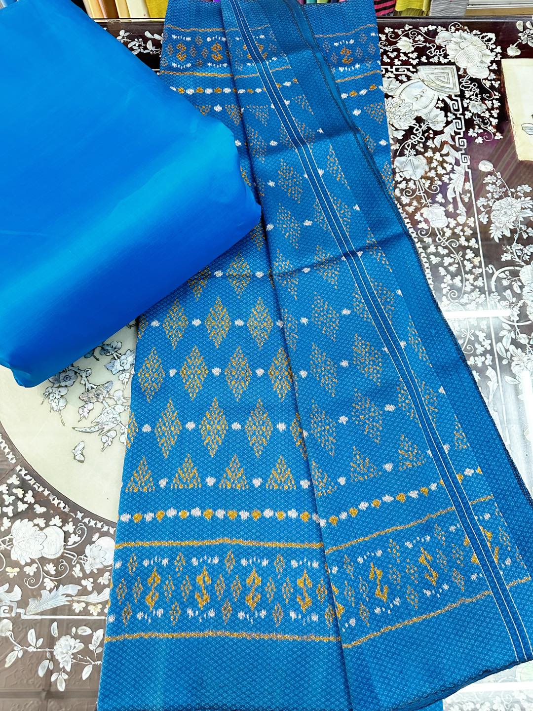 (Dress fabric) Mudmee silk Yok Dok 6 tako (patterned fabric 2 meters + plain color 2 meters), iridescent blue, code L8A-ST-1227662