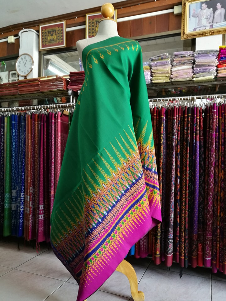 Mudmee silk sarong, 3 takor, size 1x2 meters, expressway pattern, bottom bottom, green background, code R2Q-NY07186612