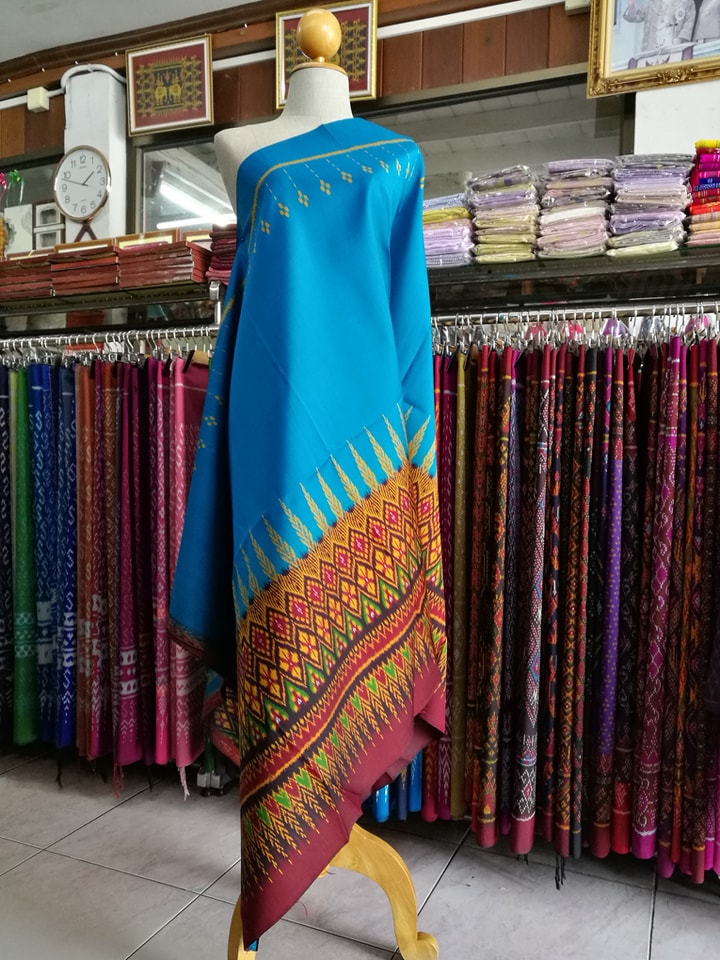 Mudmee silk sarong, 3 takor, size 1x2 meters, expressway pattern, bottom bottom, blue background, code R2Q-NY0718667