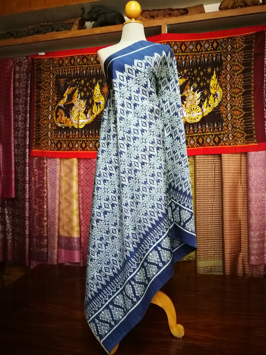 Mudmee silk sarong, 3 takor, natural color, 1x2 meters, woven by the pedal, indigo background, code L1-NY0104662