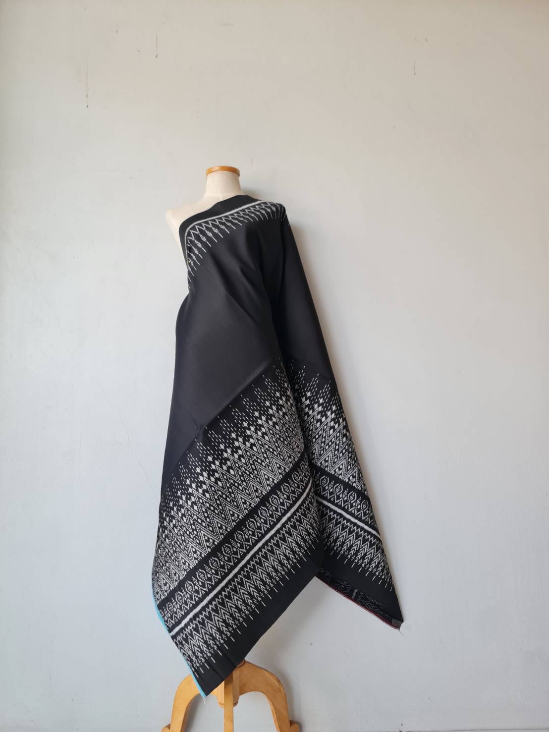 Mudmee silk sarong, pure silk, 3 tako, size 1x2 meters, expressway pattern, bottom bottom, black background, code R2Q-NY-0607670902