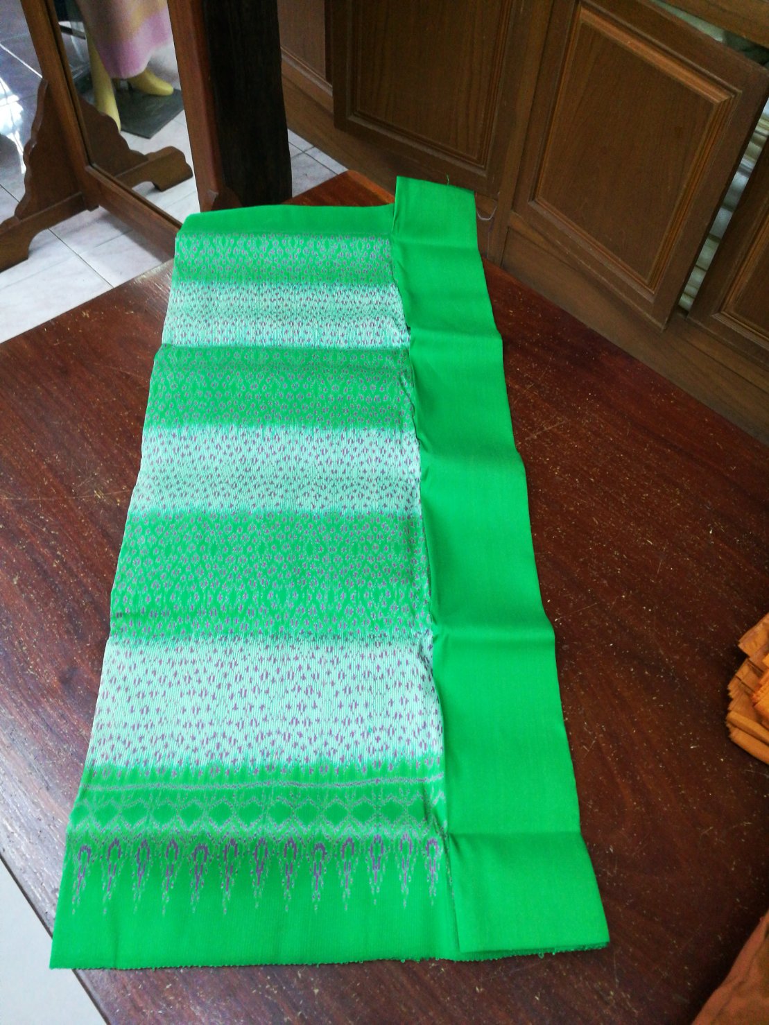 (Dress fabric) Mudmee silk, 3 tako, real silk (patterned fabric 2 yards + plain color 2 yards), green, code M3-NY0929658