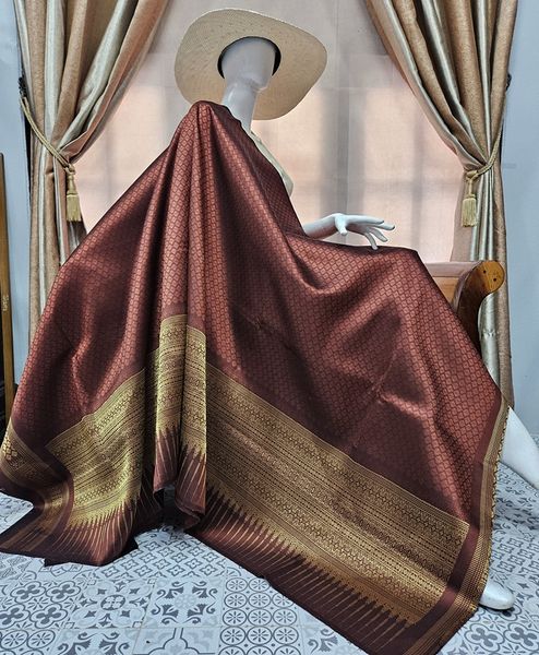 (Set cloth) Surin Yok Dok silk, ancient hand woven, 35 tako, size 1x4 meters, large Phikun flower pattern. Koh Choeng Din Thong Classic brown texture, code N10-TT-1018676