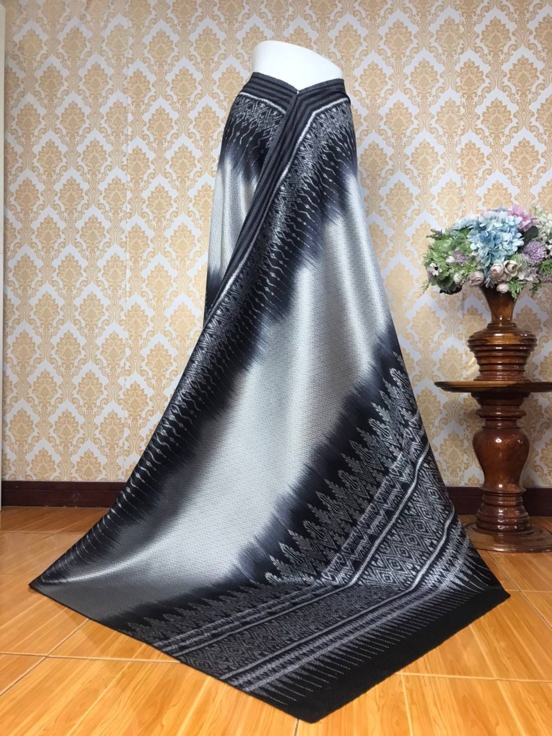 Mudmee silk skirt, real silk, 6 tako, 5 star work, size 1x2 meters, expressway pattern, bottom bottom, silver background, dark gray, code L9A-KN-0430671828