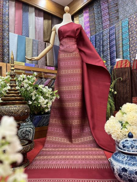 (Dress fabric) Praewa silk, Luang pattern, size 63x500cm (pattern 2.3 meters + background color 2.7 meters), red background, code P10-BM-0517671513