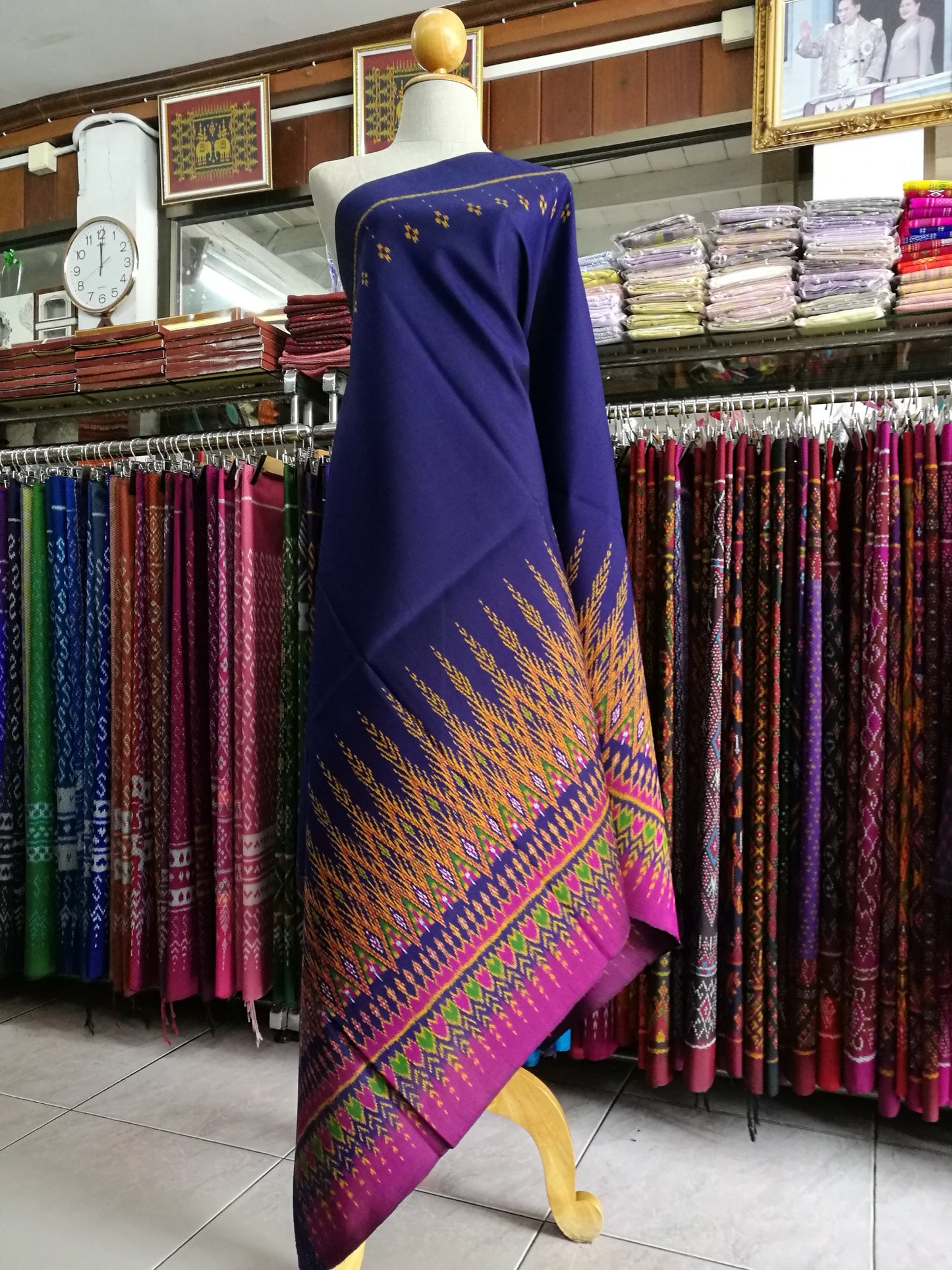 Mudmee silk sarong, pure silk, 3 tako, size 1x2 meters, expressway pattern, bottom bottom, dark purple background, code R2Q-NY-0130679