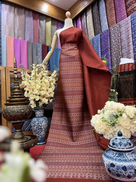 (Dress cloth) Praewa silk Cut a pattern set, size 63x500cm (pattern 2.3 meters + background color 2.7 meters), crimson red background, code P10-BM-07236722221