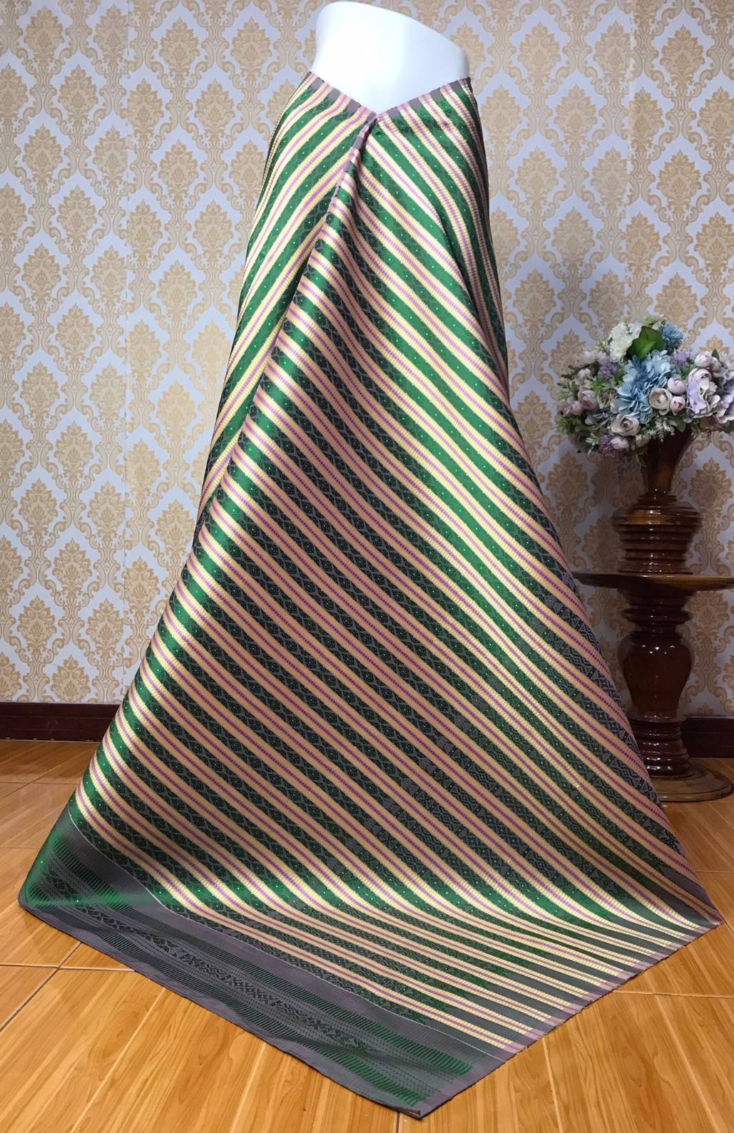 Surin silk skirt, 27 tako, size 1x2 meters, water flow pattern, shade of green, code N11-KN1022661948