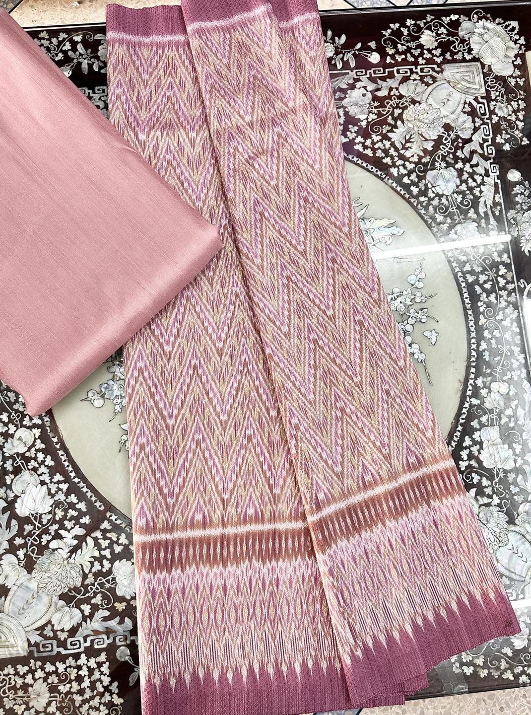 (Dress fabric) Mudmee silk Yok Dok Luk Kaew, natural color (patterned fabric 2 meters + solid color 2 meters), shade of pink, code L8A-ST-0605671329