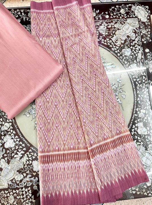 (Dress fabric) Mudmee silk Yok Dok Luk Kaew, natural color (patterned fabric 2 meters + solid color 2 meters), shade of pink, code L8A-ST-0605671329