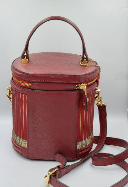 กระเป๋าถือ ผ้าไหมยกดอกลำพูน ขนาด ขนาด 6×7×6นิ้ว สีแดงเลือดหมู รหัส GLA-29-B004