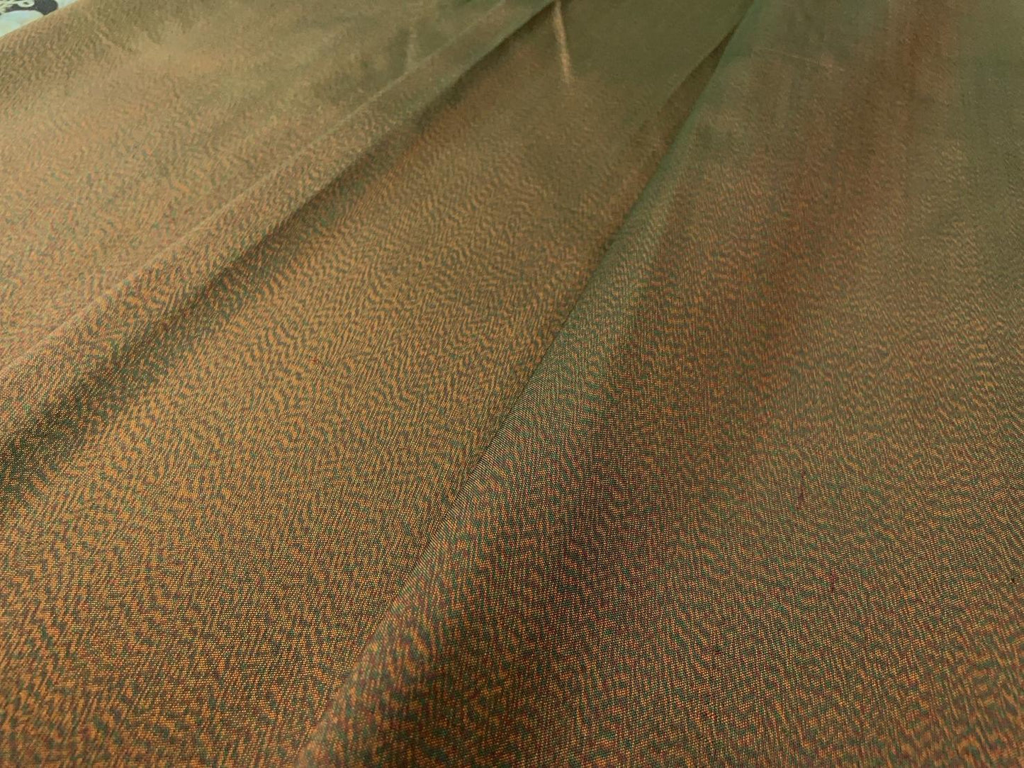 Thai Silk Iridescent / Shot Silk Brown (SKU-36432)