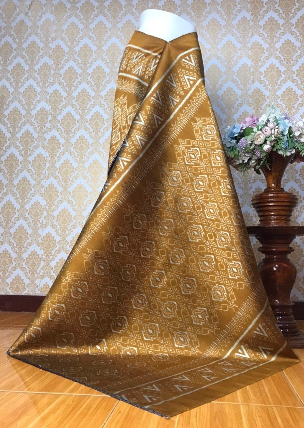 Sin, Mudmee silk, 3 takor, size 1x2 meters, golden brown background, code R2Q-KN-05306712082