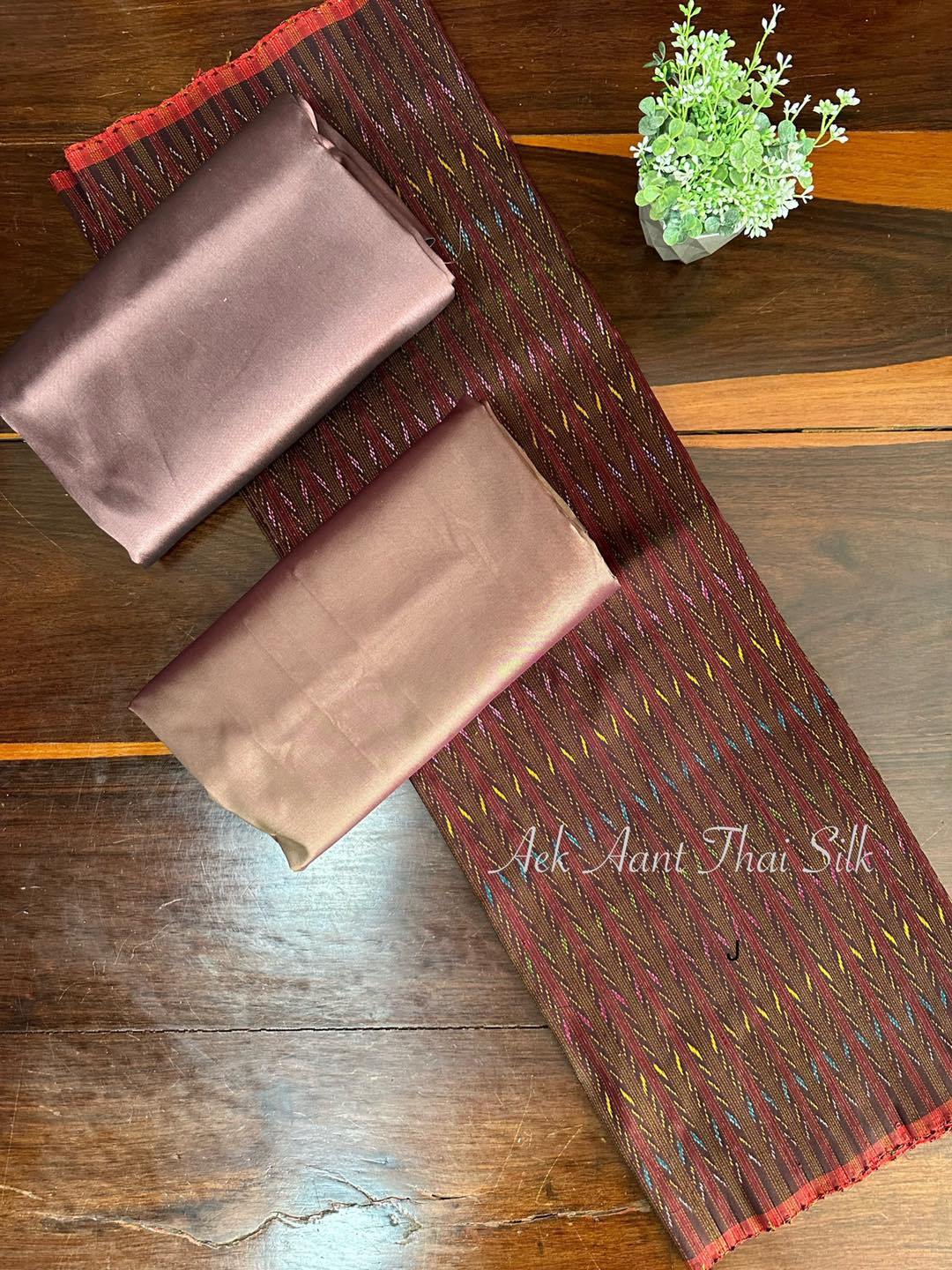 (Dress fabric) Mudmee silk, 3 tako, real silk (patterned fabric 2 meters + plain color 2 meters), brown, code M3-AA0329661