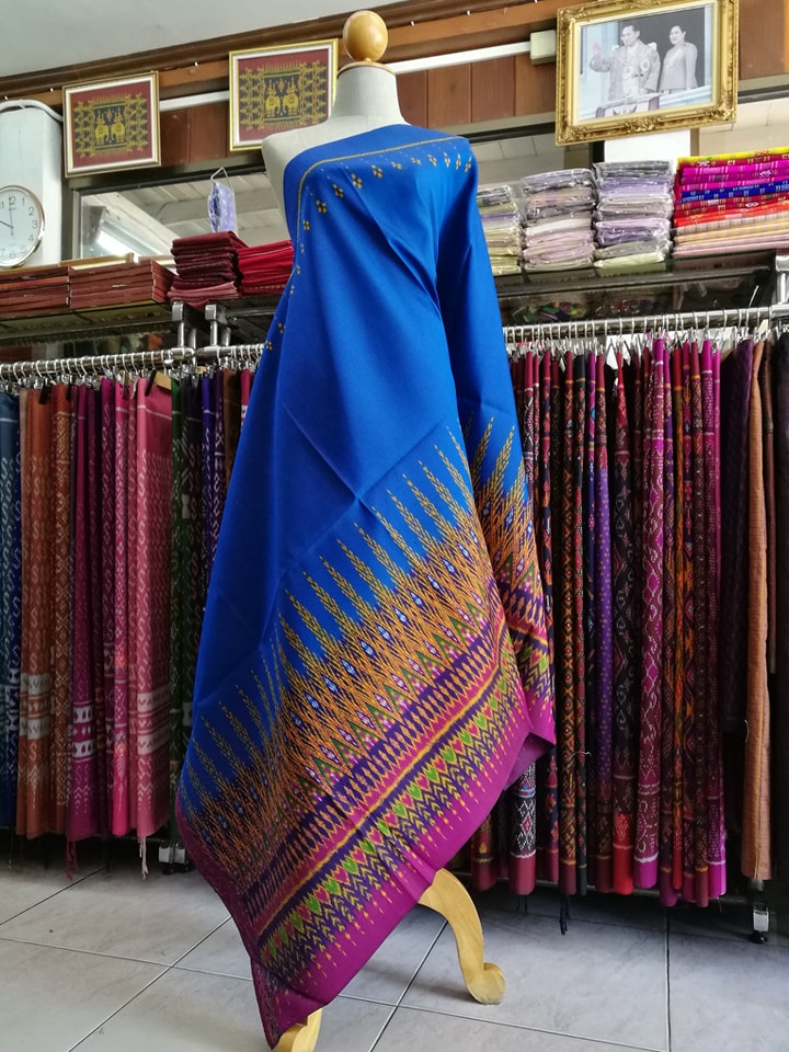 Mudmee silk sarong, 3 takor, size 1x2 meters, expressway pattern, bottom bottom, blue background, code R2Q-NY0718665