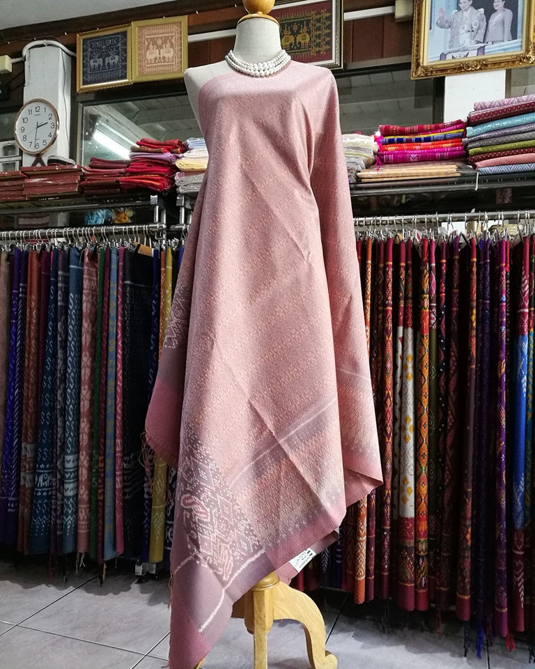 Baan Sawai Mudmee silk skirt, real silk, natural color, 6 takos, has a front, ruffled hem, woven along the edge, size 1x2 meters, butterfly pattern, pink background with light shrimp paste, code L1-NY-0126671