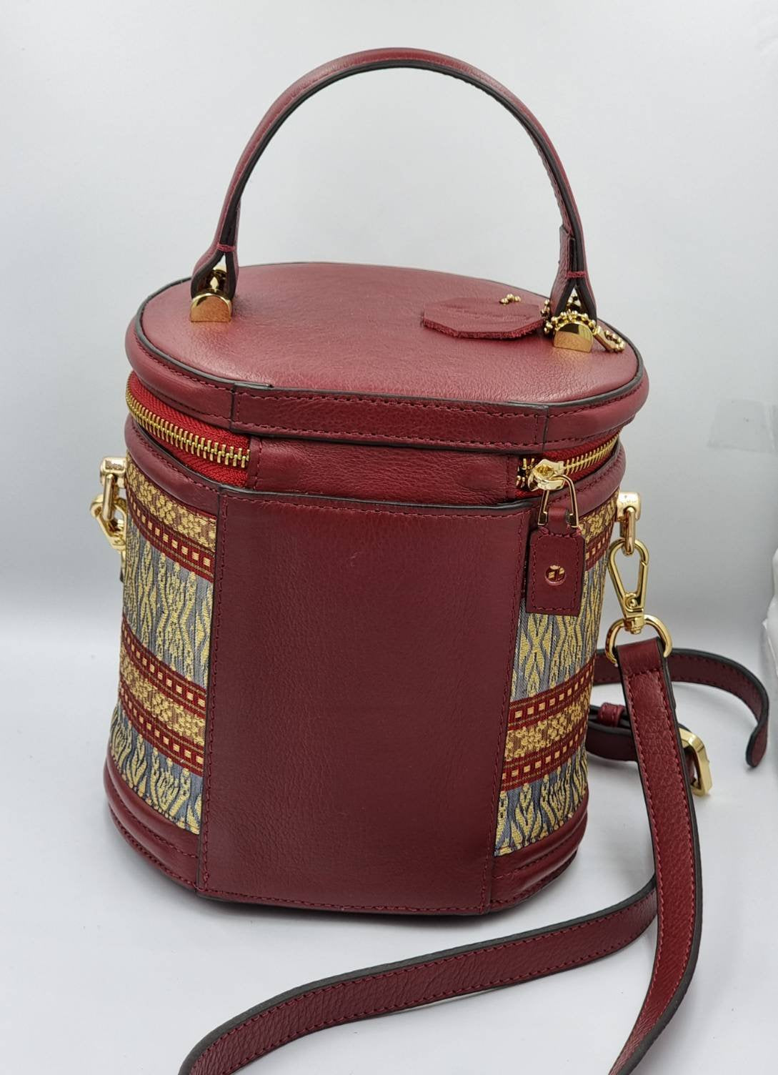 กระเป๋าถือ ผ้าไหมยกดอกลำพูน ขนาด 6×7×6นิ้ว สีแดงเลือดหมู รหัส GLA-29-B001