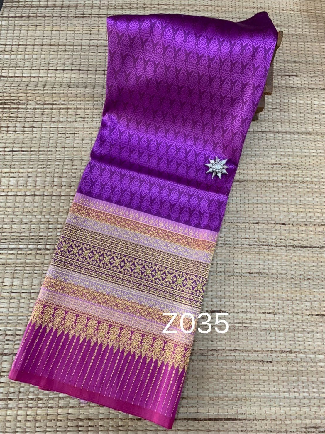 Surin silk skirt, Koh Choeng Thong, has a female face, size 1x2 meters, purple background pattern, code N11-AA-Z035.