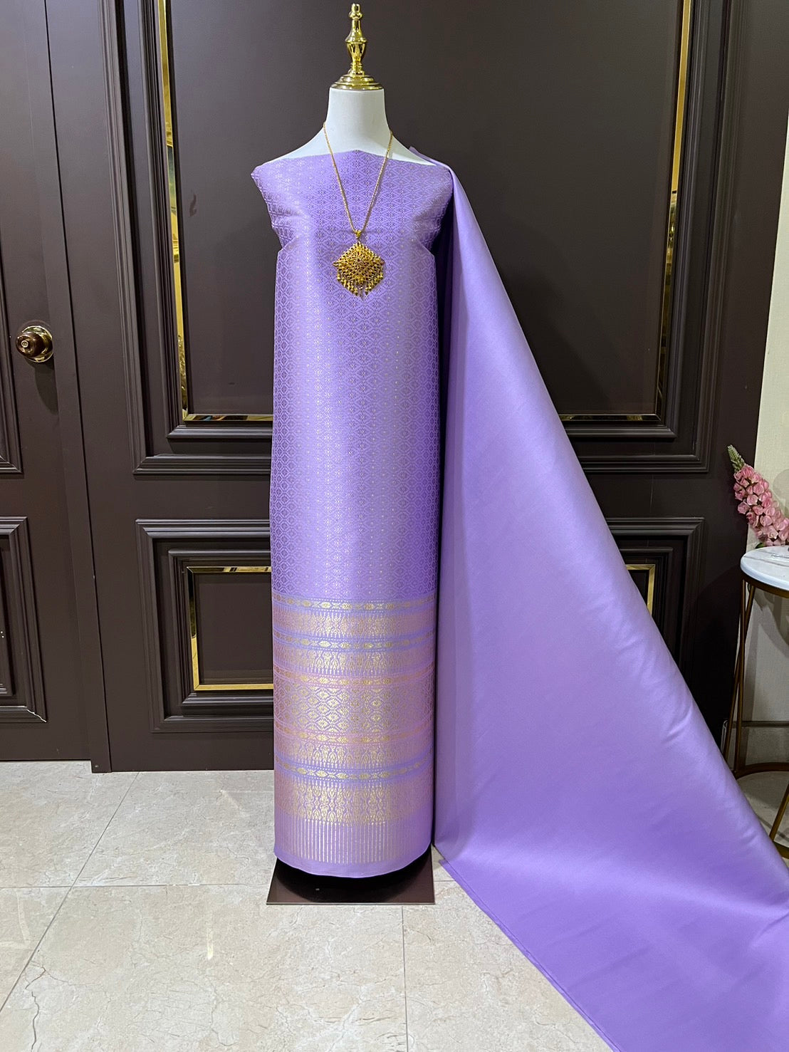 (Dress cloth) Purple Lamphun silk with gold thread (solid color 2 meters + pattern 2.4 meters), purple, code N90-29-0424672