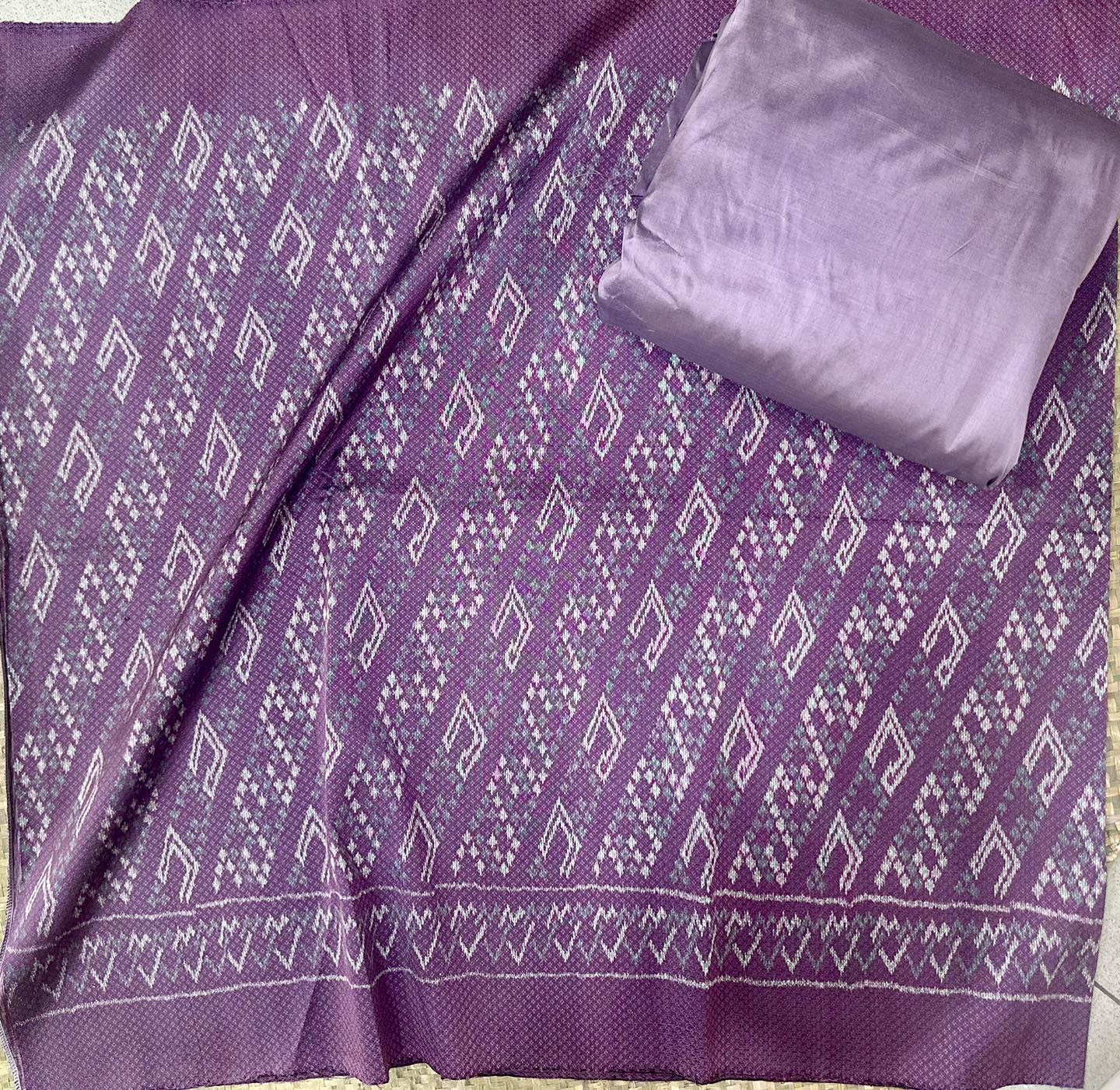 (Dress fabric) Mudmee silk, woven with squirrel tail inserts (2 meters of patterned fabric + 2 meters of plain color), Siriwachiraporn pattern, shades of purple, code L8A-AA-06046715166