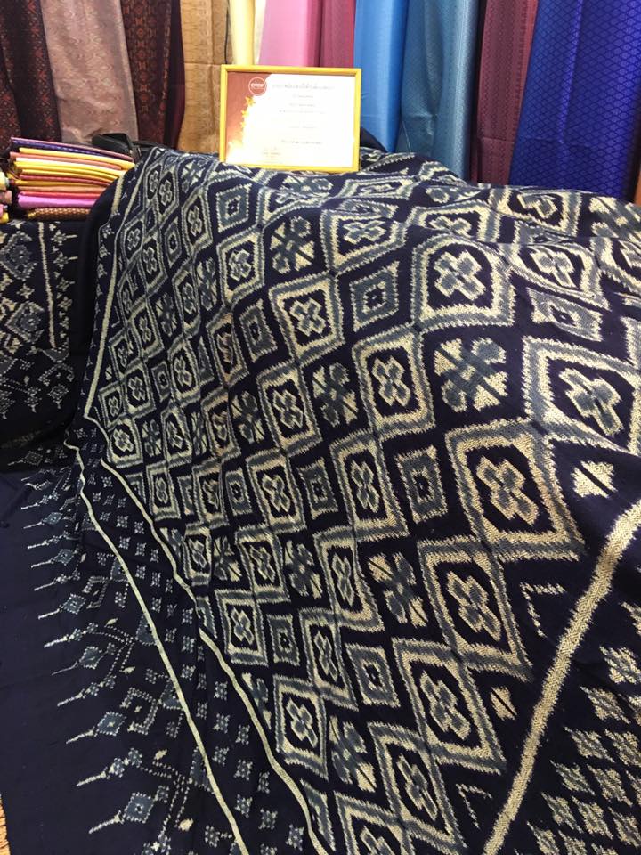 Mudmee silk bedspread, real silk, size 280x300cm, eggplant flower pattern, navy blue, code GL-G-25-1013661