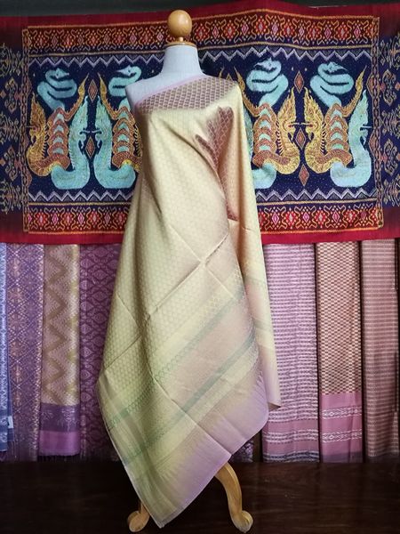 Sin Yok Surin silk, 32 tako pure silk, 100% pure silk, size 1x2 meters, golden yellow background. N11-NY0316661