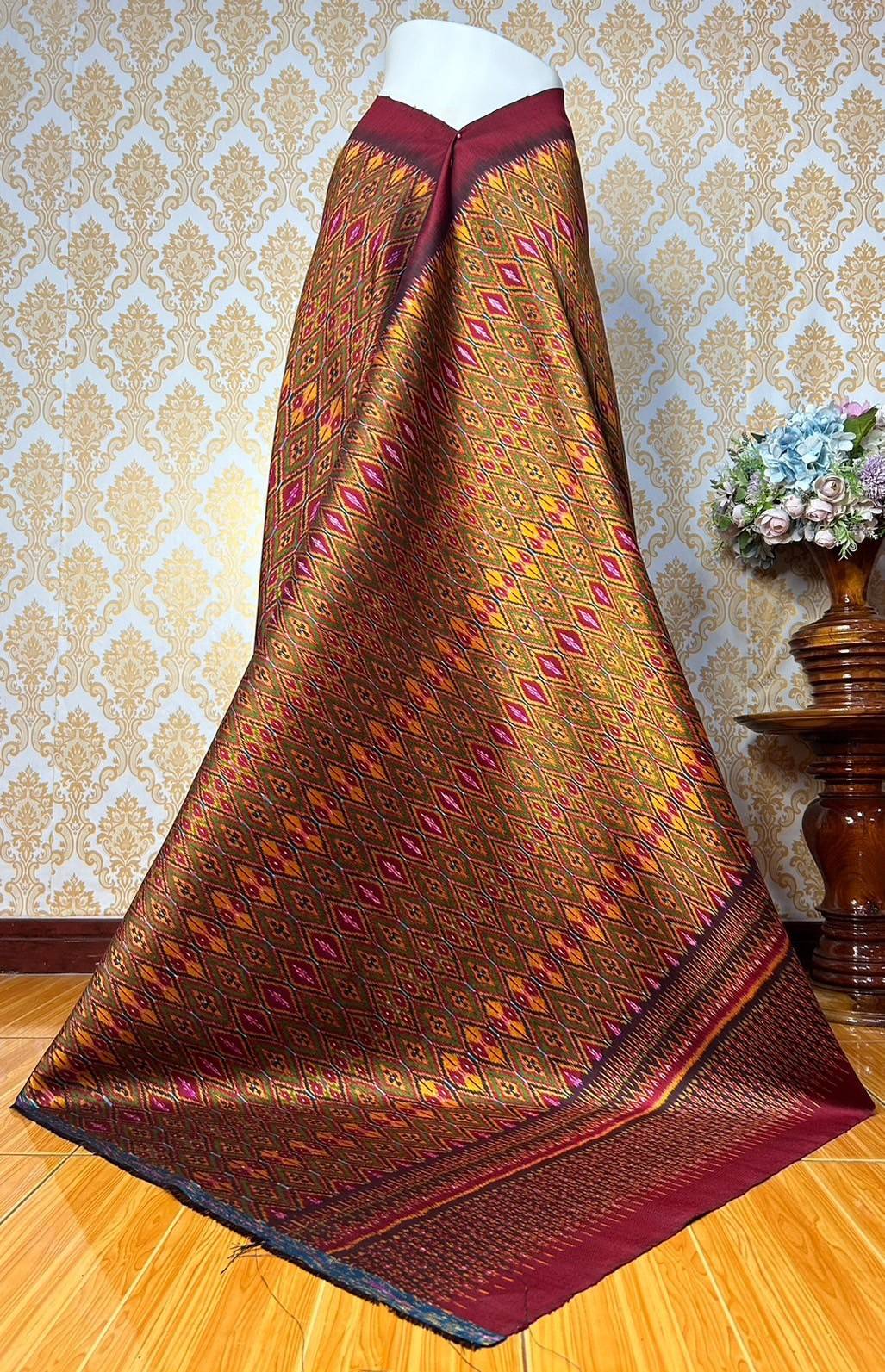 Mudmee silk sarong, 3 takor, anchor chain, size 1x2 meters, eggplant flower pattern, brown background, code R2Q-KN-0511671933