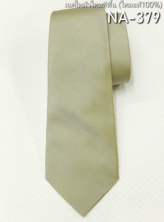 Solid colored silk necktie, smooth texture, light green, code NA-379.