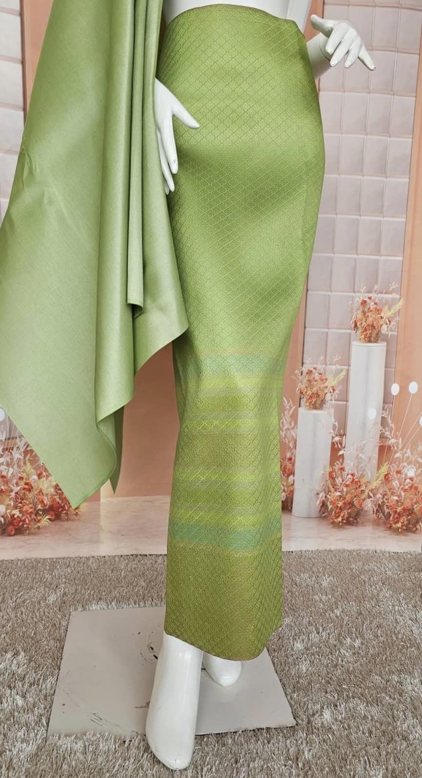 (Dress cloth) plain colored silk with stripes (2 yards of plain cloth + 2 yards of sarong) shade of green, code B7C-SN-0406163019