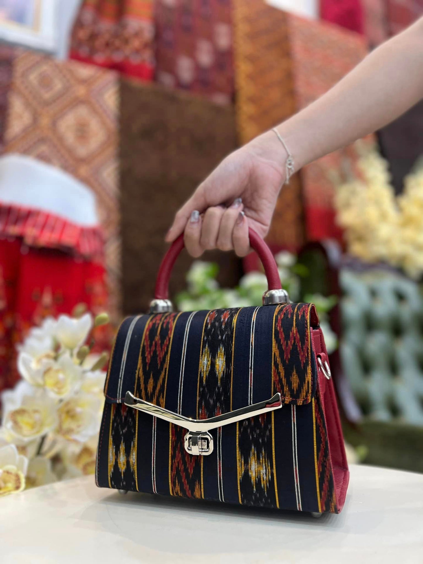 Handbag made from genuine silk, size 8x9 inches, red background, code GLA-BM-06296710012.