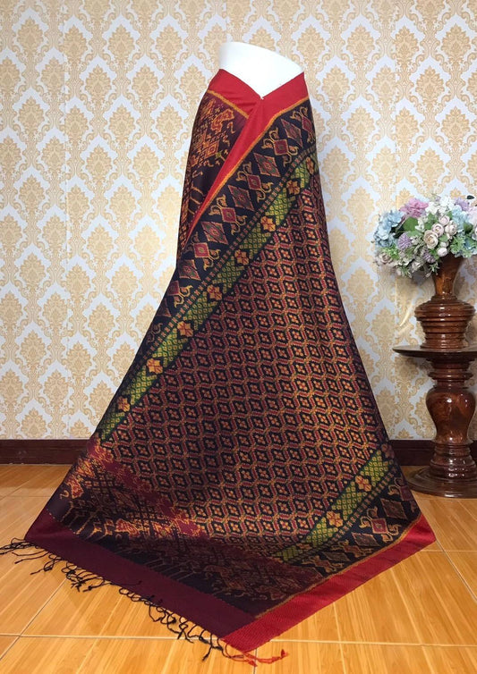 Mudmee silk skirt, real silk, 6 tako, size 1x2 meters, Kaew Ching Duang pattern. Has a frieze-covered lady's face, brown background, code L9A-KN-0430672145