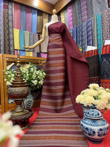 (Dress cloth) Praewa silk Cut a pattern set, size 63x500cm (pattern 2.3 meters + background color 2.7 meters), crimson red background, code P10-BM-0607670913