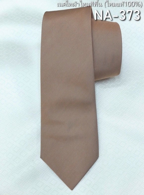 Solid colored silk necktie, smooth texture, light brown, code NA-373.