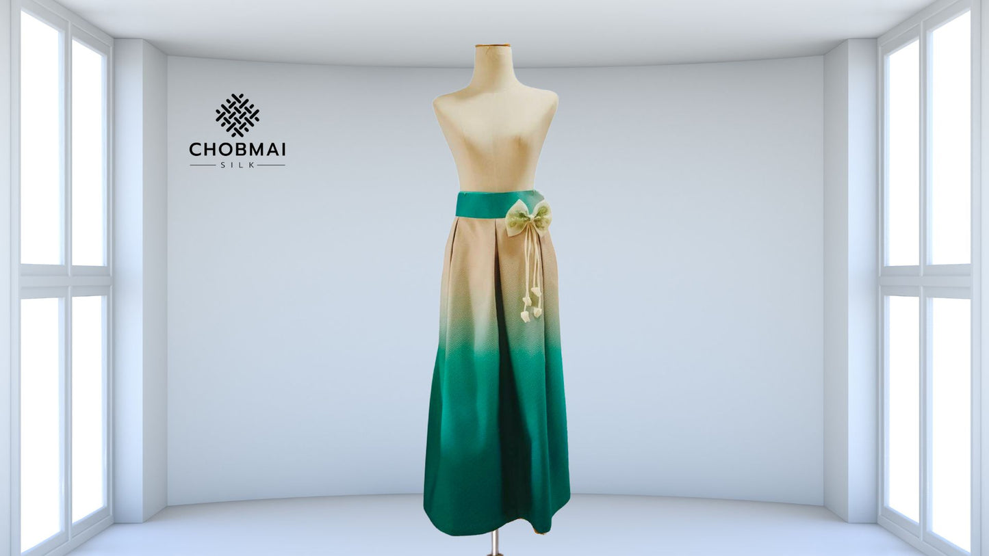 Made to order silk skirt, jumper waist, pleated at the waist. The hem of the fabric is free flowing as per the design (fabric not included). Code CUT-PT-0108671