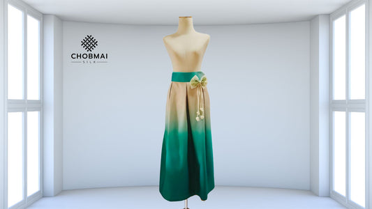 Made to order silk skirt, jumper waist, pleated at the waist. The hem of the fabric is free flowing as per the design (fabric not included). Code CUT-PT-0108671