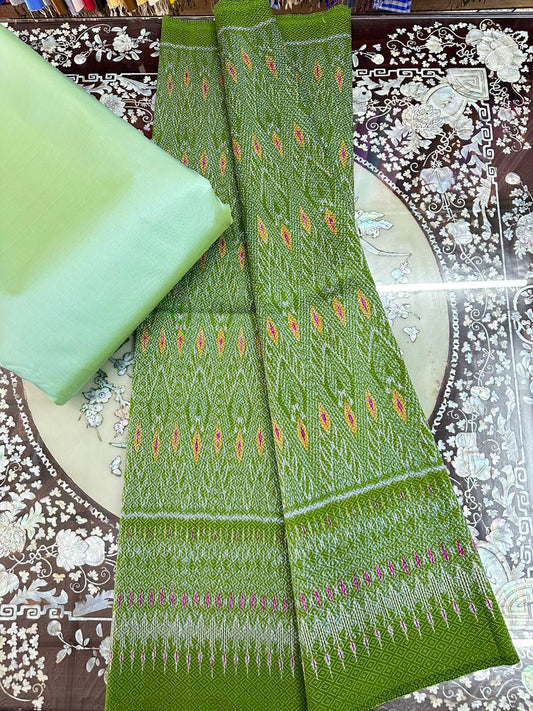 (Dress fabric) Mudmee silk Yok Dok 6 Tako (patterned fabric 2 meters + plain color 2 meters), light green and gold color, code L8A-ST-1228661