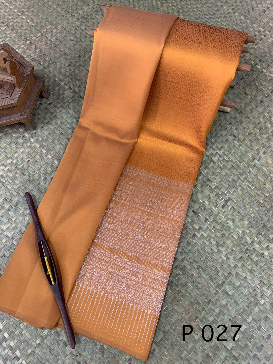 (Dress cloth) Surin Yok Dok silk Koh Choeng Silver Tin, size 1x4 meters (pattern 2 meters + background color 2 meters), golden orange, code N10-AA-031867094024