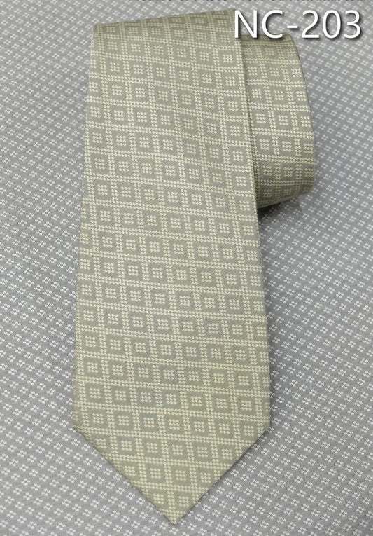 Cream colored silk necktie, code NC-203.