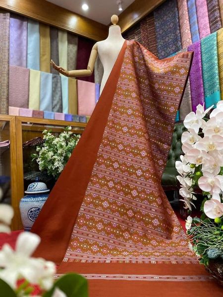 (Dress cloth) Praewa silk Cut a set of special front jokkhit pattern, size 73x500cm (pattern 2.3 meters + background color 2.7 meters), shrimp paste orange background, code P10-BM-06086712183