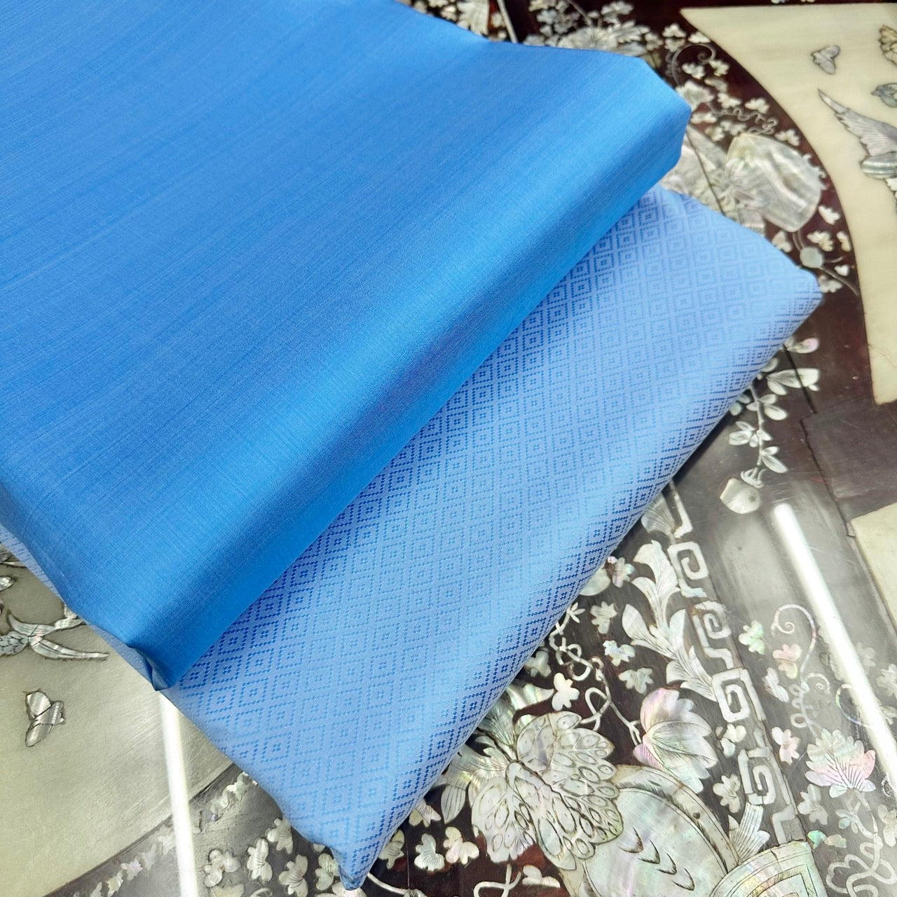 (Dress cloth) plain colored silk, can be cut in 1 set (2 meters of plain cloth + 2 meters of sarong), blue, code BC-ST-10136701