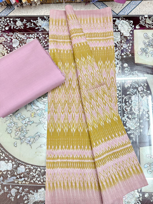 (Dress cloth) Mudmee silk Yok Dok 6 tako (patterned fabric 2 meters + plain color 2 meters), shrimp paste pink, Mudmee pattern, Phrai Thong green, code L8A-ST-1220661